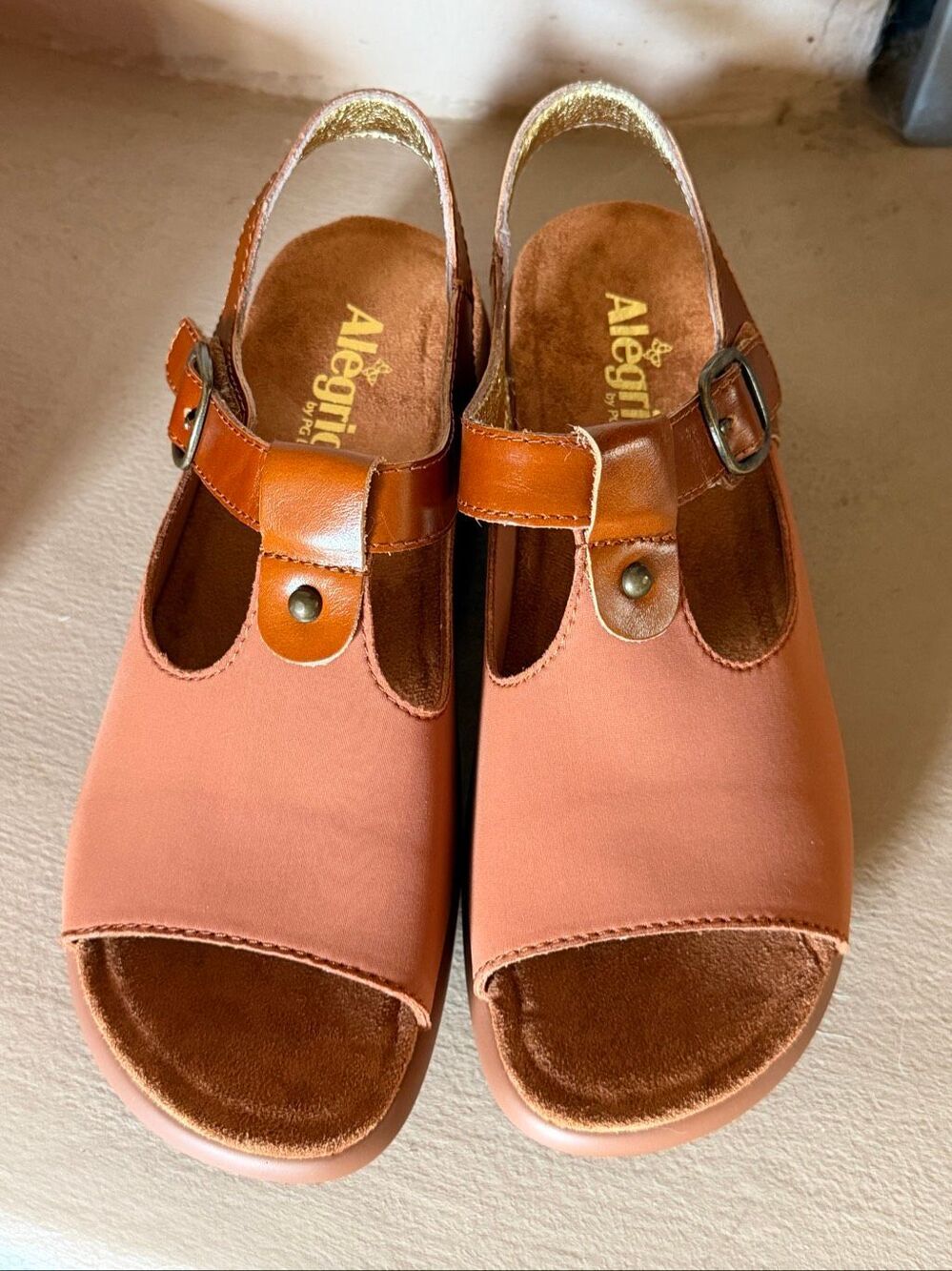 NWT Alegria Betsie stretch luggage sandals. Comfort shoes in size 9. - Picture 9 of 9